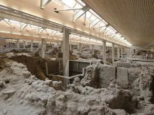 Minoan influence on Akrotiri